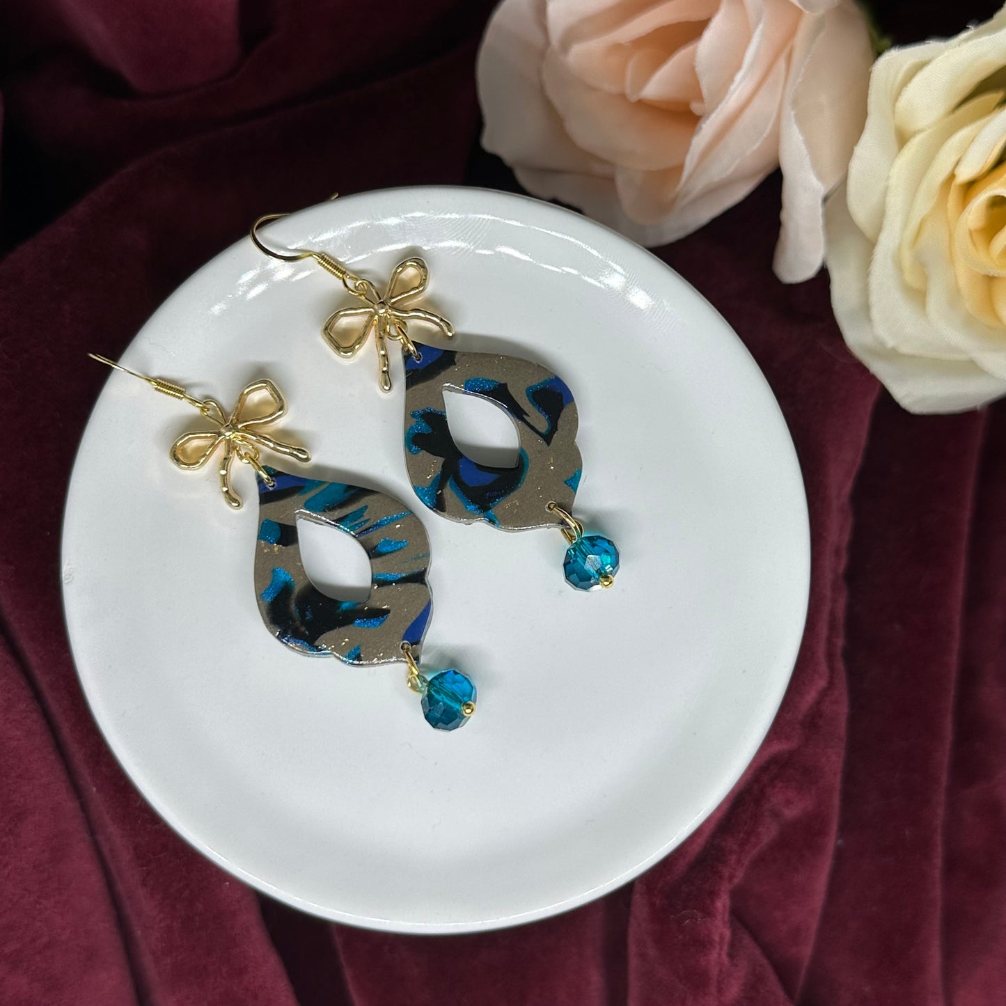 Elegant Abstract Filigree Teardrop